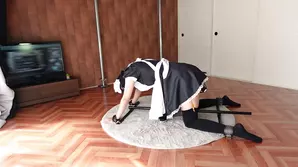 A super beautiful and delicious body girl is drinking tea and chatting with friends